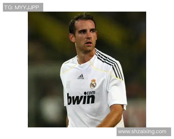 足球明星时尚衣架子高清图片展示尽显运动魅力与个性风采